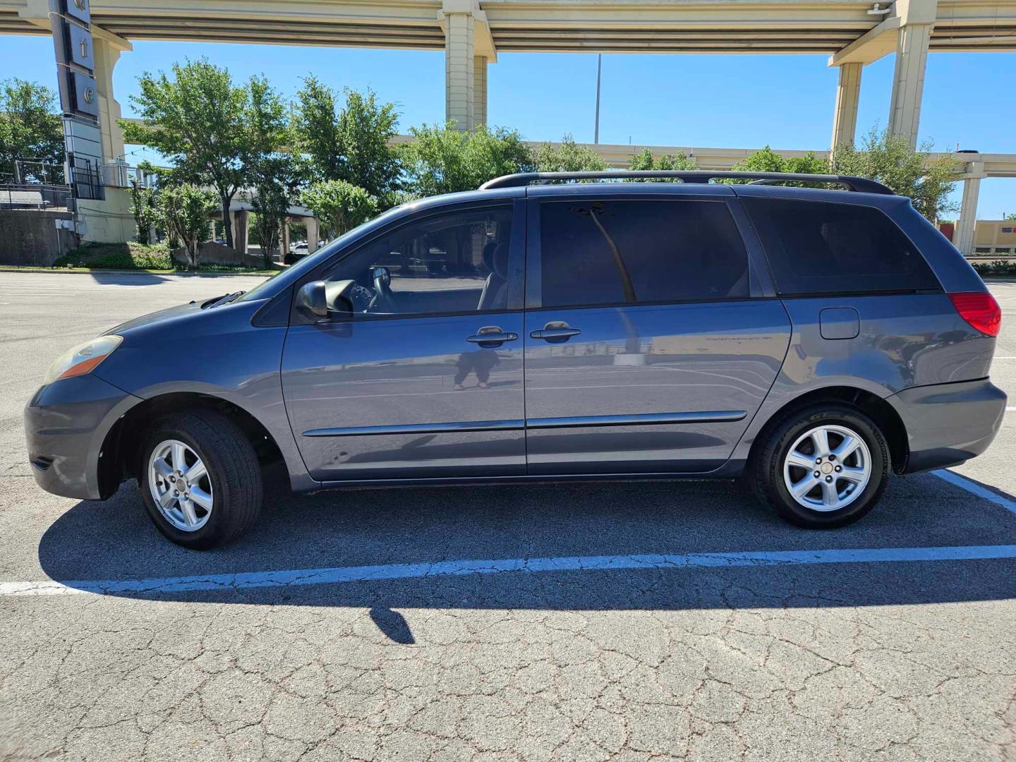 2006 Blue /Grey Toyota Sienna (5TDZA23C06S) , located at 5005 Telephone Rd., Houston, TX, 77087, (713) 641-0980, 29.690666, -95.298683 - Photo#7